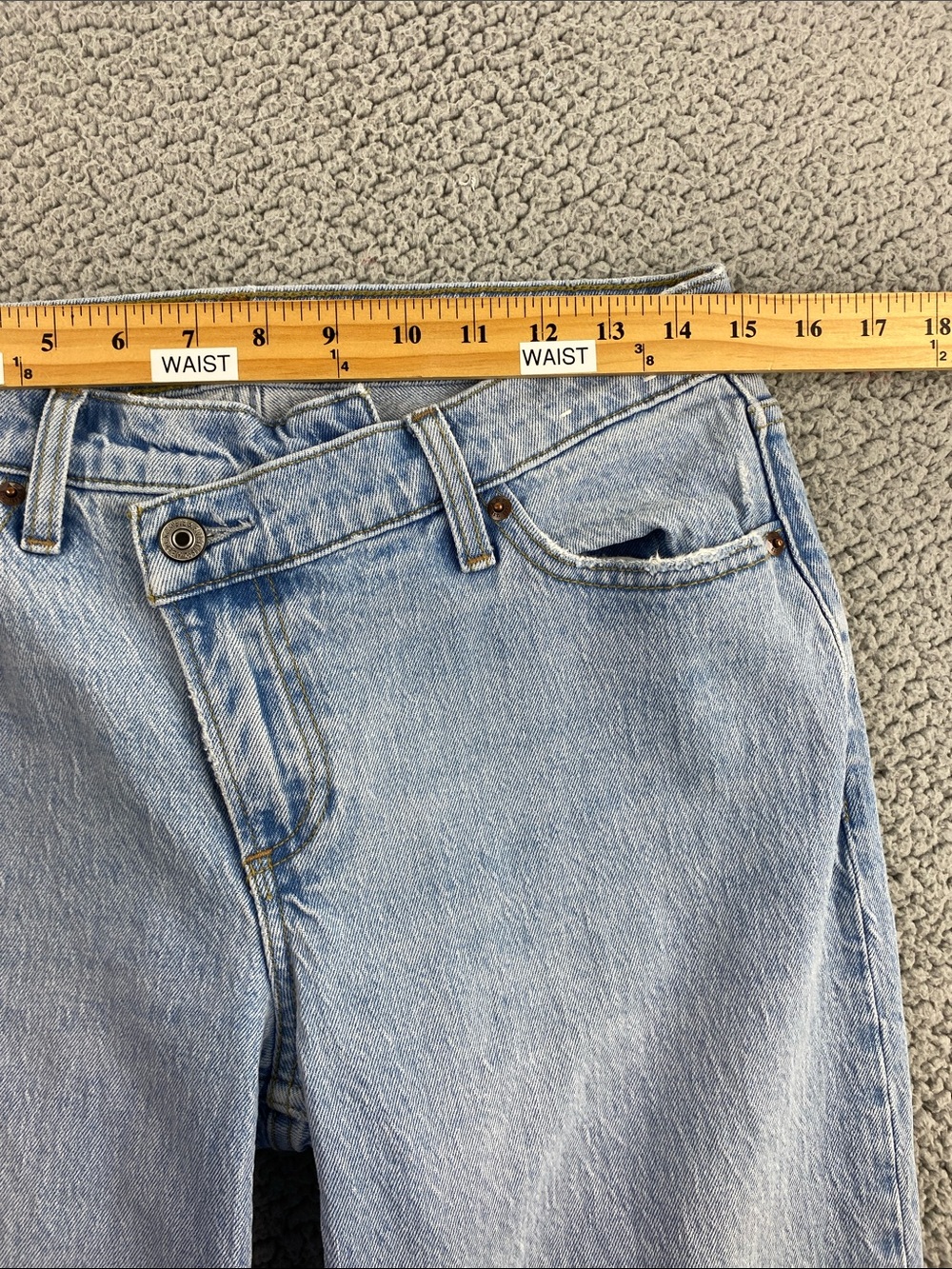 Abercrombie & Fitch The Baggy Low Rise Jeans Crossover Waist Light Wash Size 27 - Picture 6 of 13